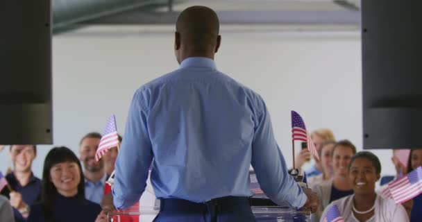 Vista Posterior Cerca Joven Afroamericano Pie Podio Levantando Los Brazos — Vídeos de Stock