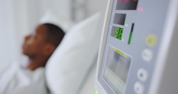 Nahaufnahme Eines Medizinischen Monitors Mit Einem Afrikanisch Amerikanischen Patienten Auf — Stockvideo