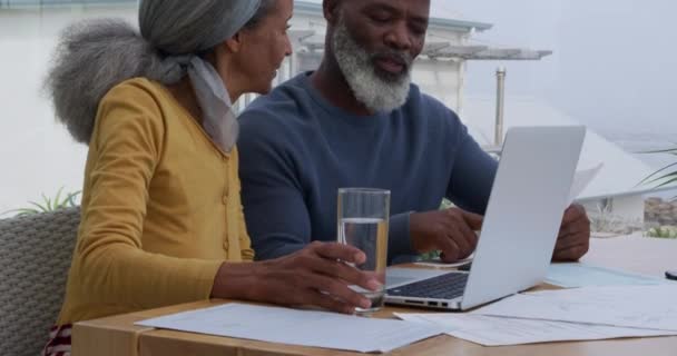 노트북 컴퓨터를 사용하여 외부에 이야기 성숙한 커플의 전면보기 클로즈업 — 비디오