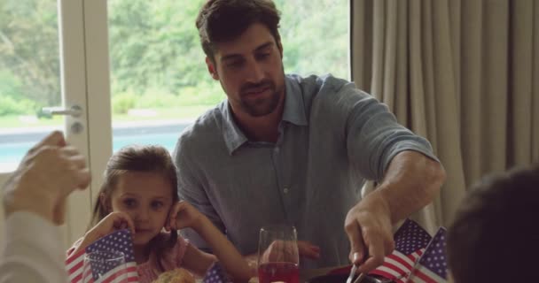 Kafkasyalı Bir Ailenin Görüntüsü Evde Bir Masada Oturup Yemek Yiyorlar — Stok video