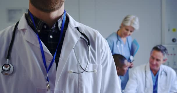 Nahaufnahme Eines Kaukasischen Arztes Der Krankenhaus Steht Lächelt Und Schaut — Stockvideo