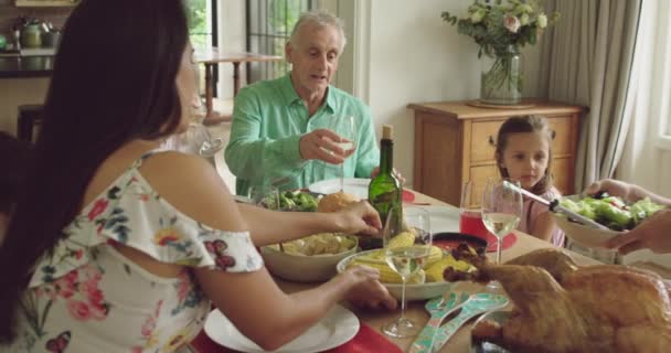 一个白种人三代同堂的家庭坐在餐桌前吃饭 眼前的景象近在咫尺 — 图库视频影像