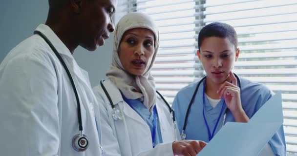 Nahaufnahme Multiethnischer Ärzte Die Krankenhaus Über Medizinische Berichte Diskutieren Sie — Stockvideo