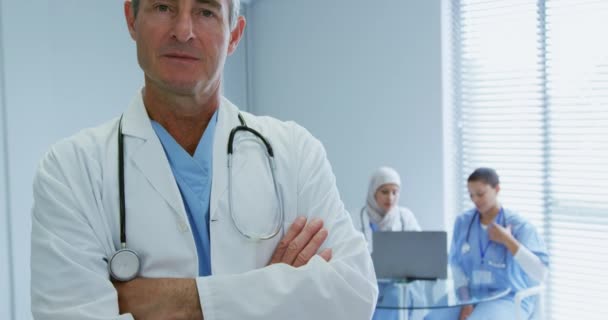 Κοντινό Κομμάτι Καυκάσιος Άντρας Γιατρός Στέκεται Χέρια Σταυρωμένα Στο Νοσοκομείο — Αρχείο Βίντεο