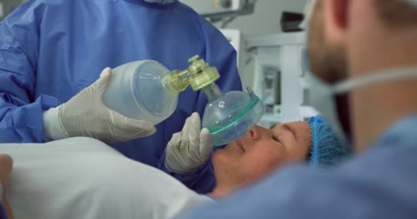 Detailní Záběr Běru Bělošky Chirurgky Operující Těhotné Ženy Operačním Sále — Stock video