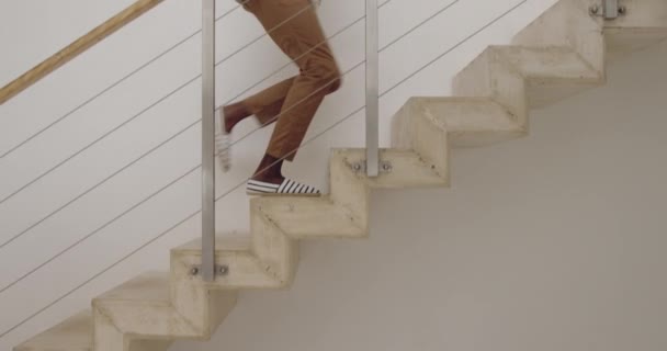 Baixa Seção Jovem Adulto Mestiço Corrida Até Escada Para Casa — Vídeo de Stock