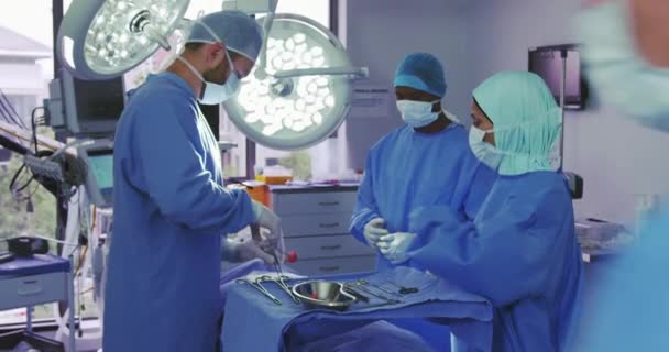 Boční Pohled Bělošského Chirurga Provádějícího Operaci Operačním Sále Drží Chirurgické — Stock video