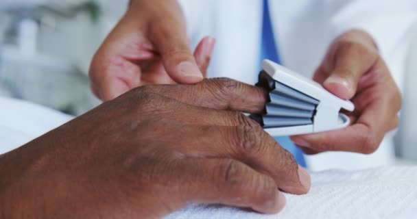 Primer Plano Doctora Afroamericana Adjuntando Oximetría Pulso Mano Del Paciente — Vídeo de stock