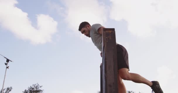 Side View Young Caucasian Man Vaulting Wall Outdoor Gym Bootcamp — Stock Video