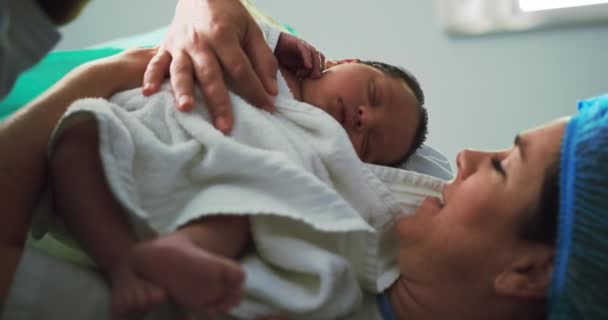 Yeni Doğan Bebeklerini Ameliyathanede Kucağında Tutan Beyaz Bir Çiftin Yakın — Stok video