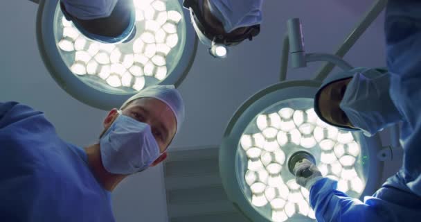医院手术室实施外科手术的多民族外科医生的远景规划 他们在互相交流 — 图库视频影像