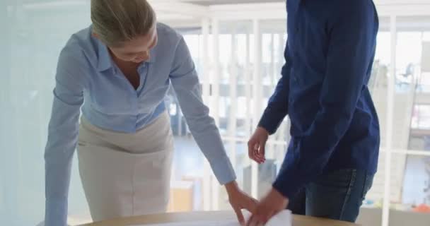 Modern Bir Ofiste Çalışan Mutlu Beyaz Erkek Kadın Adamlarının Görüşü — Stok video