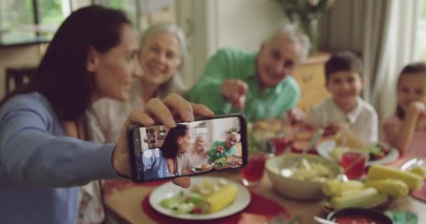 Pohled Zepředu Třígenerační Bělošskou Rodinu Při Selfie Při Rodinném Jídle — Stock video