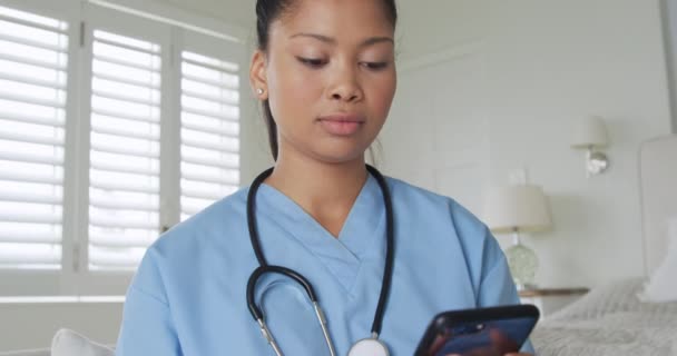 Widok Przodu Bliska Młodej Rasy Mieszanej Kobieta Pielęgniarka Pomocą Smartfona — Wideo stockowe