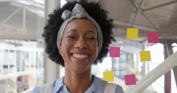 Portret Szczęśliwego Młodego Wyścigu Mieszanych Kobiet Biznesu Twórczego Pracy Nowoczesnym — Wideo stockowe