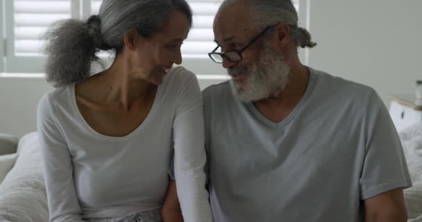 Görünüm Yakın Kendi Yatakta Oturan Olgun Bir Karışık Irk Çift — Stok video