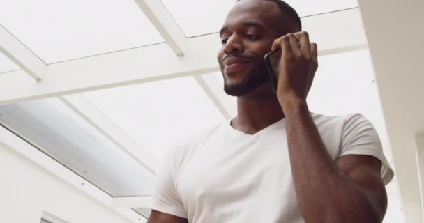 Vista Frontal Cerca Joven Adulto Hombre Raza Mixta Hablando Teléfono — Vídeo de stock