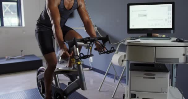 Visão Lateral Jovem Ciclista Masculino Raça Mista Usando Analisador Gás — Vídeo de Stock