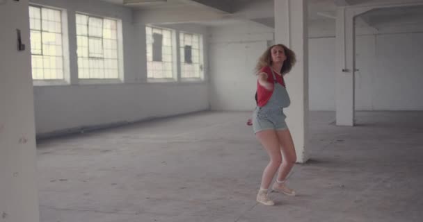 Вид Спереди Бедную Молодую Кавказскую Женщину Пустом Складе Танцующую Улыбающуюся — стоковое видео