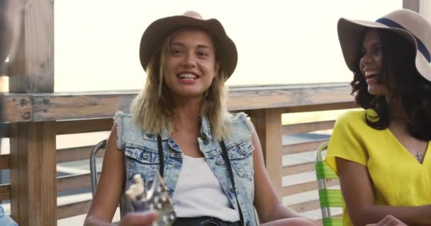 Çatının Tepesindeki Bir Partide Eğlenen Konuşan Gülümseyen Mutlu Beyaz Irktan — Stok video