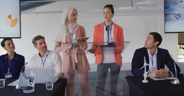 Передній Погляд Двох Молодих Азіатських Бізнесменів Одна Яких Носить Хіджаб — стокове відео