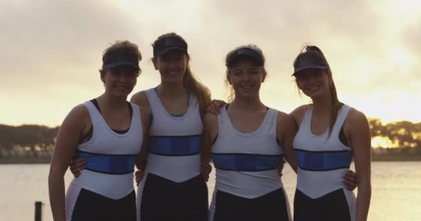 Retrato Equipo Cuatro Jóvenes Remeros Caucásicas Adultas Vestidas Con Colores — Vídeo de stock