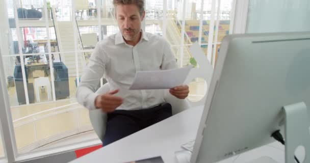 Вид Спереди Счастливого Бизнесмена Средних Лет Работающего Современном Офисе Сидящего — стоковое видео