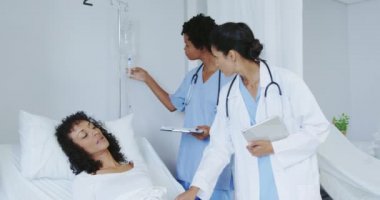 Afro-Amerikan kadın doktorların hastanede rutin kontroller yaptığını görmek. Onlar inceleyen ve etkileşim, video 