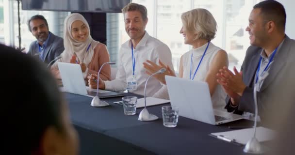 Vooraanzicht Van Een Jonge Kaukasische Zakenman Het Midden Van Een — Stockvideo