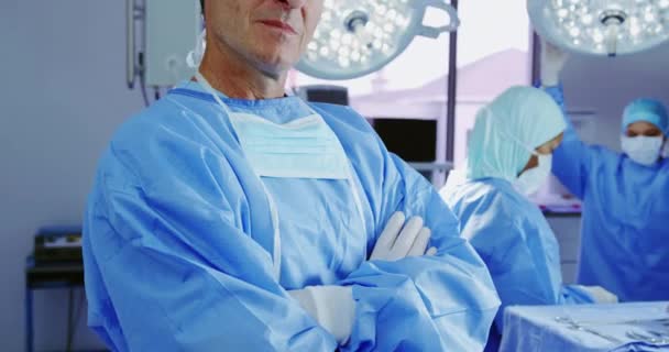 Hastanede Kolları Çapraz Duran Olgun Beyaz Kadın Doktorun Yakın Çekim — Stok video