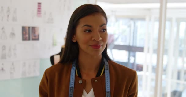 Retrato Jovem Feliz Mestiço Negócios Feminino Criativo Trabalhando Escritório Moderno — Vídeo de Stock