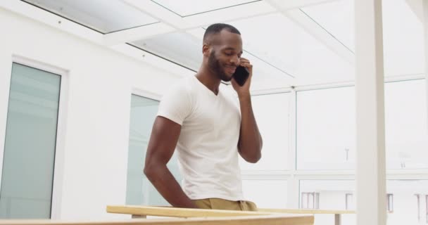 Vista Lateral Cerca Joven Adulto Hombre Raza Mixta Hablando Teléfono — Vídeos de Stock