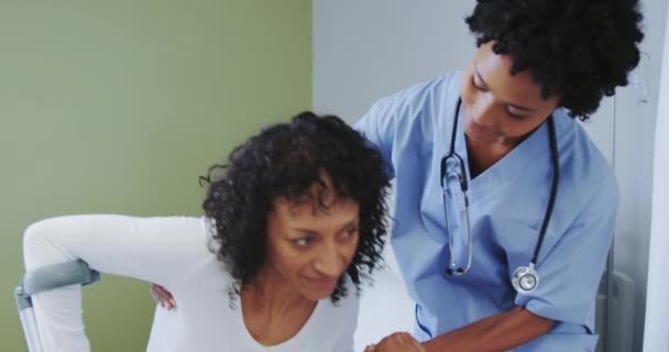 Vídeo Vista Frontal Médica Afro Americana Ajudando Paciente Feminina Caminhar — Vídeo de Stock