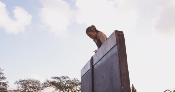 Side View Young Caucasian Woman Vaulting Wall Outdoor Gym Bootcamp — Stock Video
