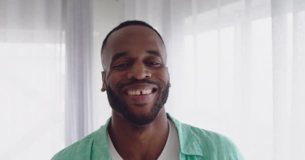 Evde Kameraya Gülümseyen Genç Bir Yetişkin Karışık Irk Adam Portre — Stok video