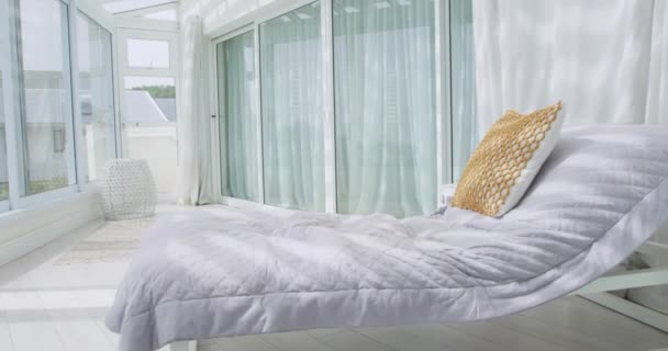 白天在明亮的现代住宅的温室里铺床 — 图库视频影像