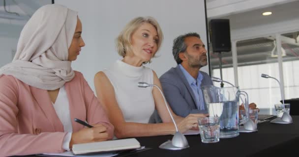 Seitenansicht Von Drei Wirtschaftsdelegierten Einer Jungen Asiatin Hijab Einer Blonden — Stockvideo