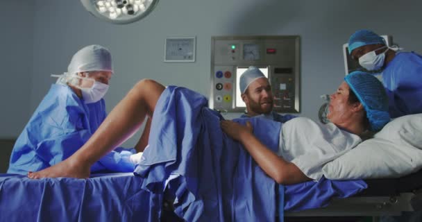 Side View Caucasian Vrouwelijke Chirurg Onderzoeken Zwangere Vrouw Tijdens Bevalling — Stockvideo