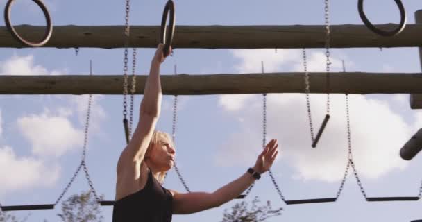 Vista Lateral Una Joven Mujer Caucásica Cruzando Marco Escalada Colgado — Vídeo de stock