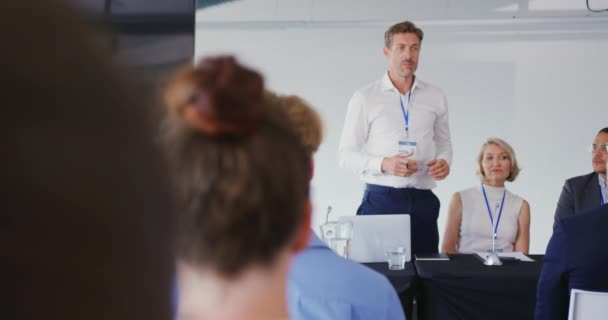 Vooraanzicht Van Een Jonge Kaukasische Zakenman Die Een Publiek Toespreekt — Stockvideo