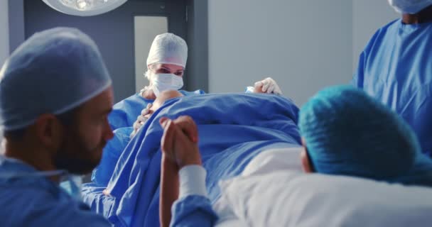 Chirurgienne Caucasienne Examinant Femme Enceinte Pendant Travail Salle Opération Hôpital — Video