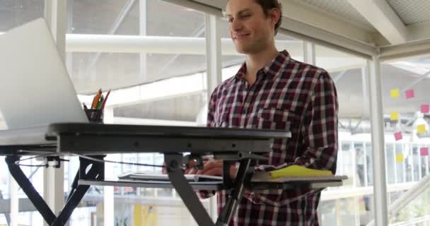 在现代办公室里工作 使用笔记本电脑和计算机键盘的快乐年轻白种人男性企业的前景色 — 图库视频影像