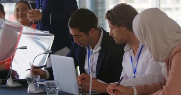 Зворотний Вигляд Двох Молодих Кавказьких Бізнесменів Бізнесмена Хіджабі Головою Відвернувся — стокове відео