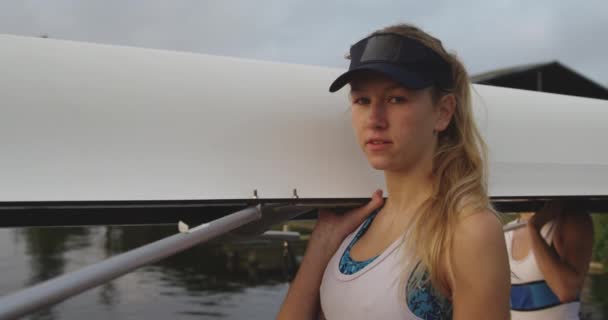 Nehirüzerinde Eğitim Almadan Önce Takım Arkadaşlarıyla Yarış Mermisi Taşırken Kameraya — Stok video
