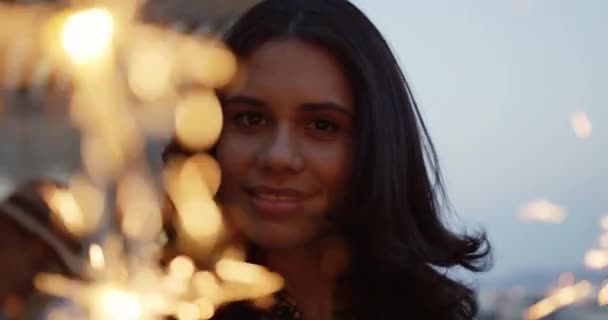 Retrato Uma Jovem Mulher Raça Mista Feliz Divertindo Uma Festa — Vídeo de Stock