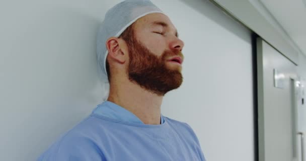 Zbliżenie Zaniepokojony Kaukaski Mężczyzna Lekarz Stojący Korytarzu Jest Usuwanie Rękawic — Wideo stockowe