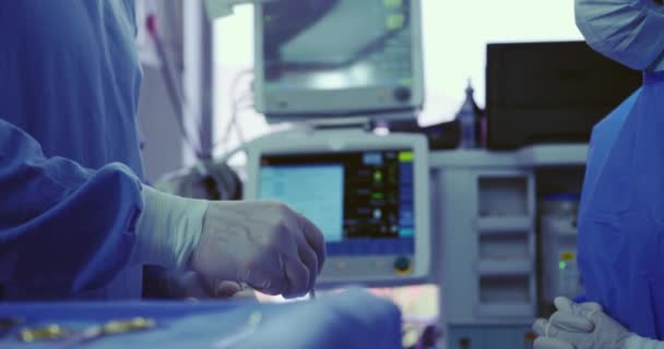 Część Środkowa Chirurgów Wieloetnicznych Operujących Szpitalu Trzymają Nożyczki Chirurgiczne — Wideo stockowe