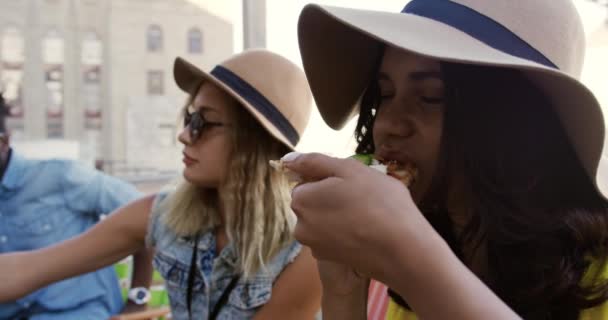 Melez Bir Kadının Çatıdaki Bir Partide Eğlenirken Arka Planda Bira — Stok video