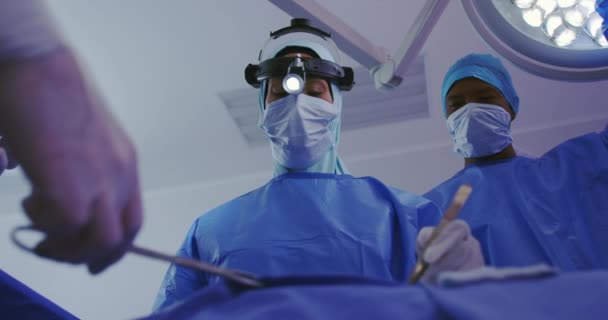 Lage Hoek Van Het Midden Oosten Vrouwelijke Chirurg Chirurgie Uitvoeren — Stockvideo