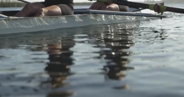 训练期间 两名年轻的成年白种女性在河上划艇的赛艇场的侧视图特写 — 图库视频影像